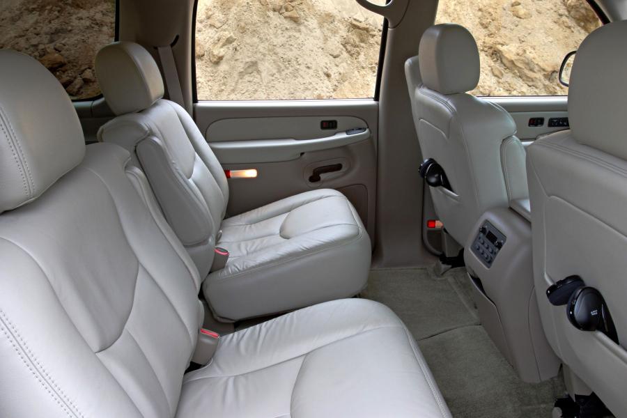  Chevrolet Suburban 2000 года  (фото 15 из 48)